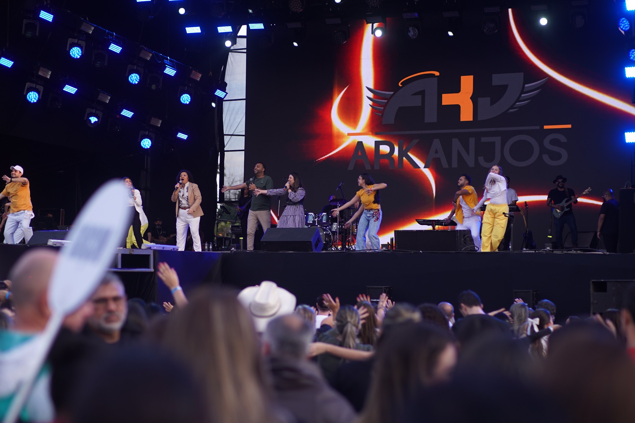 Banda Arkanjos e bailarinos se apresentam no palco da Festa do Peão de Piracicaba